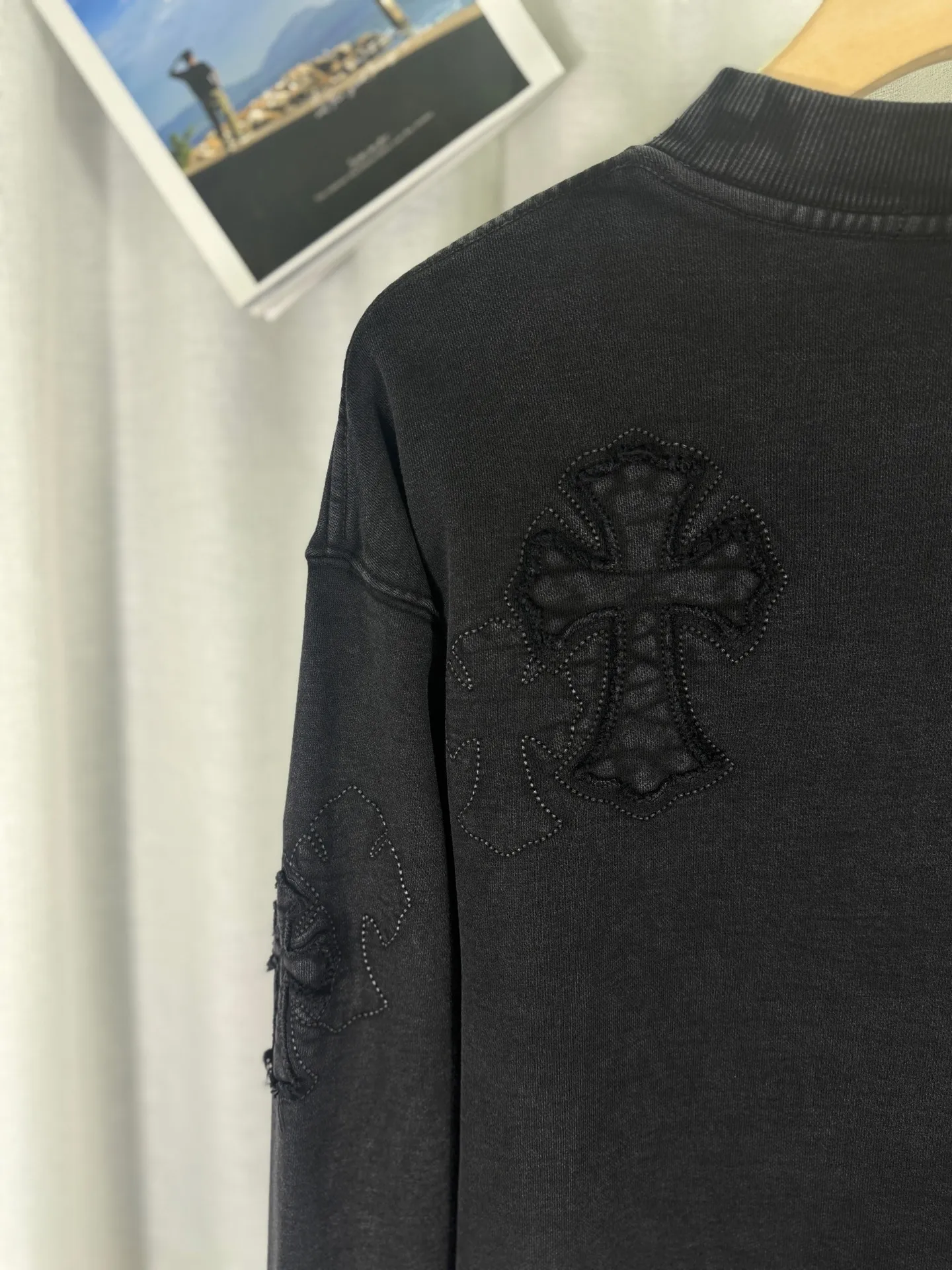 P260 top version, real shot without P, ​​different from market currency) 𝗖𝗵𝗿𝗼𝗺𝗲 𝗛𝗲𝗮𝗿𝘁𝘀/Cro Heart 2025 washed patch embroidery autumn and winter new original single counter American laser burnt 3D three-dimensional color embroidered couple casual sweatshirt 👑The highest version! Customized fabric 430g tripe terry fabric! American acid-washed and distressed original fabric laser burnt ✟appliqué embroidery and exquisite embroidery of letters! The best-selling model in the counter, very comfortable to wear. Accessories: original molded and authenticated collar label➕100% silk wash label. Genuine purchase-grade original hangtag➕matching hanging rope➕3D hanging beads➕original packaging bag. Craftsmanship: The original version has consistent wiring! The highest version of the armhole matching technique! Color: Pink Black Size: S M L XL Style No.: 9311